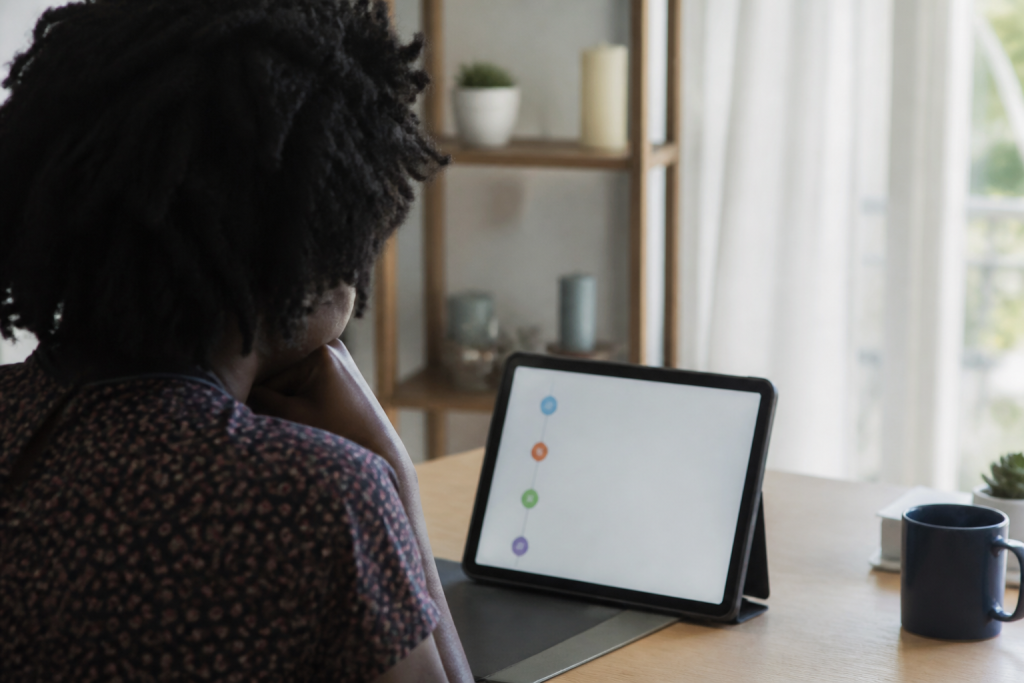 Apprenant consulte modules progression sur ecran numerique